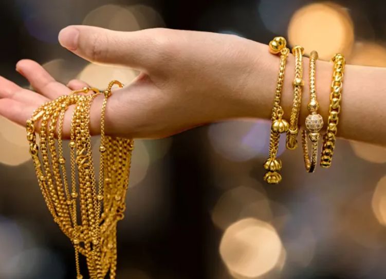 قصة طلاق زوج لزوجته بسبب ذهبها...رفضت منحه حين احتاجه وأعطته لأخيها سراً