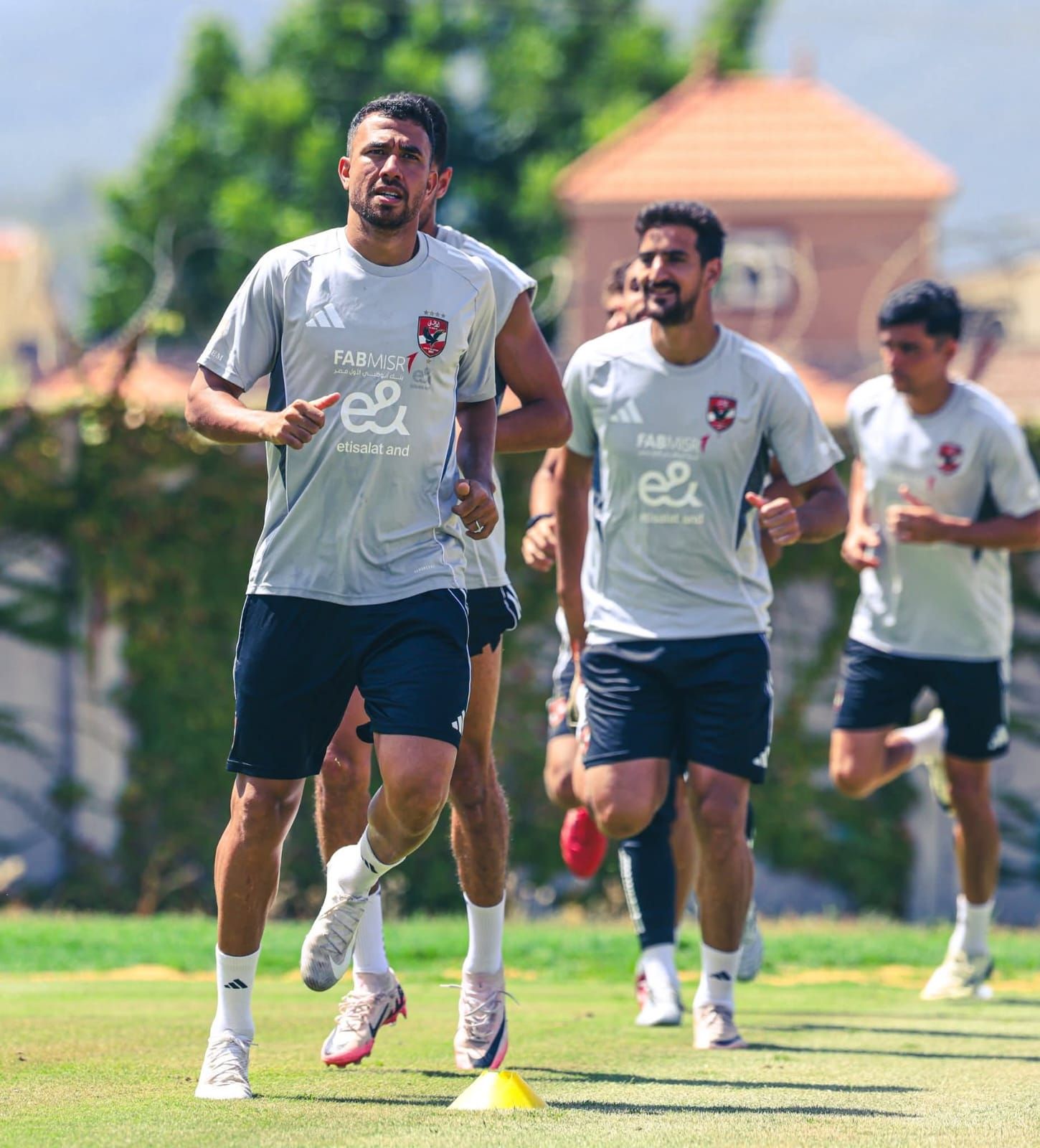 ريبيرو يركز على التدريبات البدنية في مران الأهلي الصباحي بتونس.. صور