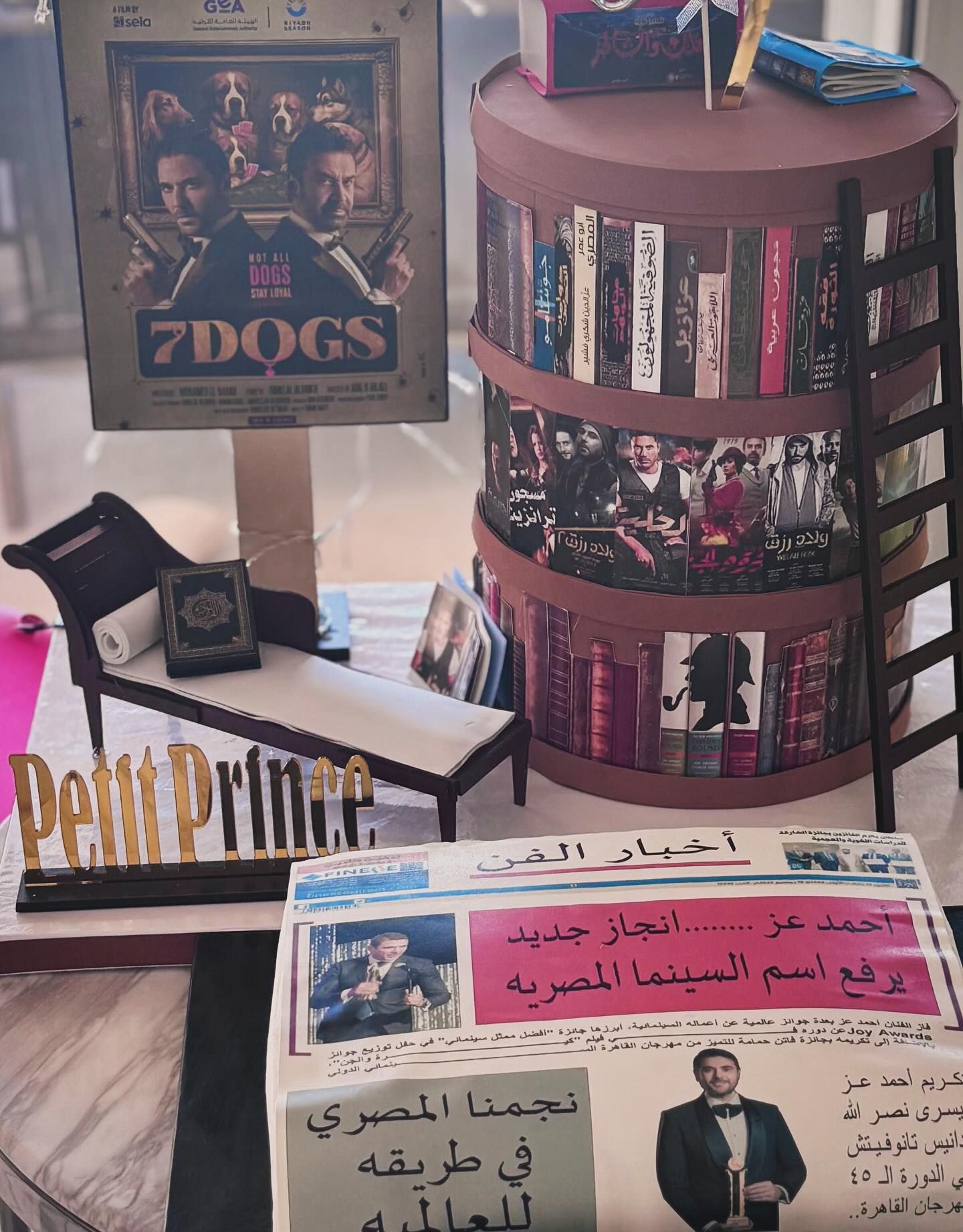 بالصّور- عيد استثنائيّ لأحمد عزّ… جمهوره يُفاجئه بـ”جريدة تكريمات” ومجسّم سينمائيّ فريد