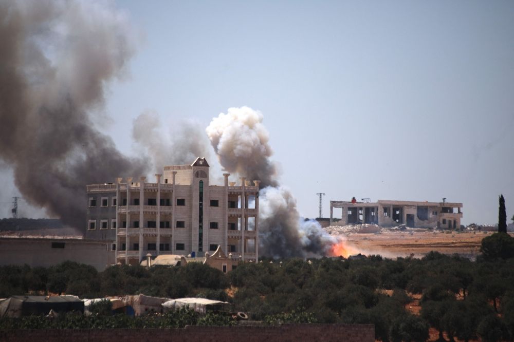 مصرع 6 أشخاص وإصابة 160 في انفجار مستودع ذخيرة بإدلب