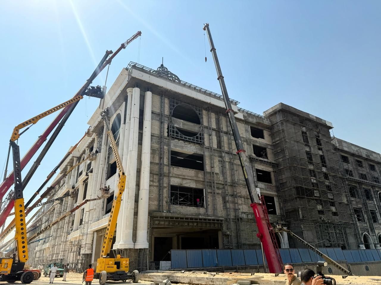 يسع 735 سيارة.. شاهد أعمال تشطيب جراج وموقف رمسيس الجديد.. صور