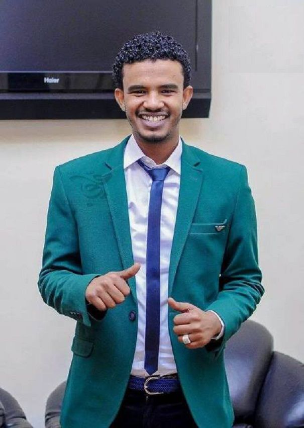 شاهد بالفيديو.. الفنان حسين الصادق يحتد مع جمهوره خلال حفل بالسعودية: (عيب منكم الكلام دا وما تسحروا حفلتكم الجميلة)