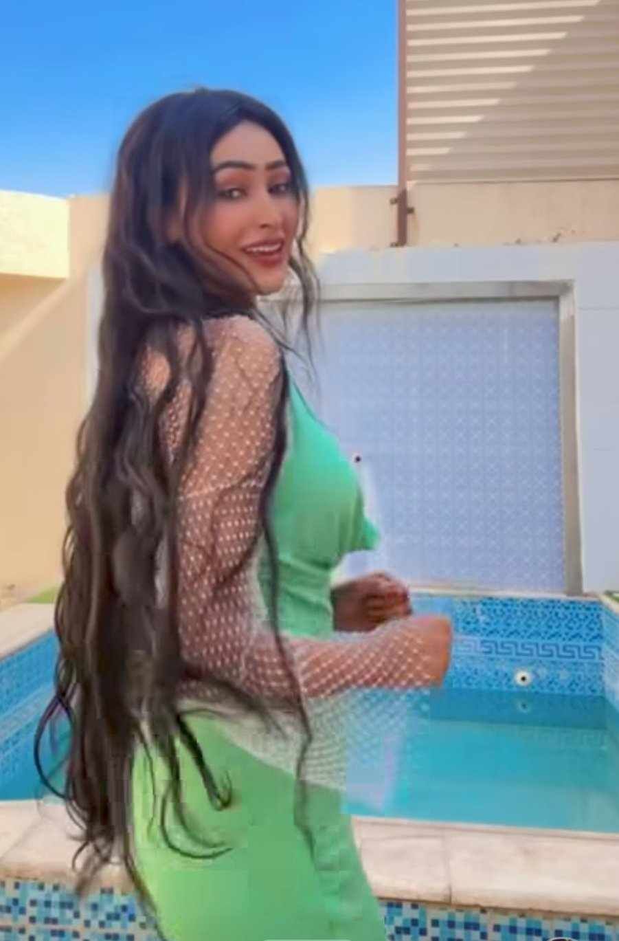 شاهد بالصورة والفيديو.. بأزياء فاضحة.. حسناوات سودانيات يشعلن مواقع التواصل بوصلة رقص ساخنة على أنغام “الكمونة” وساخرون: (الصبج عمرو ما غاب)