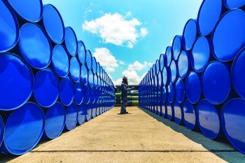 النفط يرتفع مدعوما بتخفيف الضغط على الاقتصاد العالمي وانخفاض المخزونات