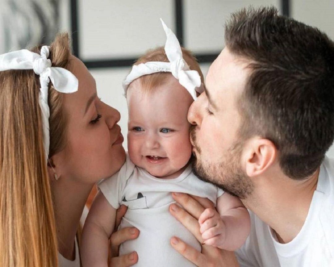 بين الخرافة والحقيقة: هل تقبيل الأم لمولودها مفيدٌ أم ضار؟