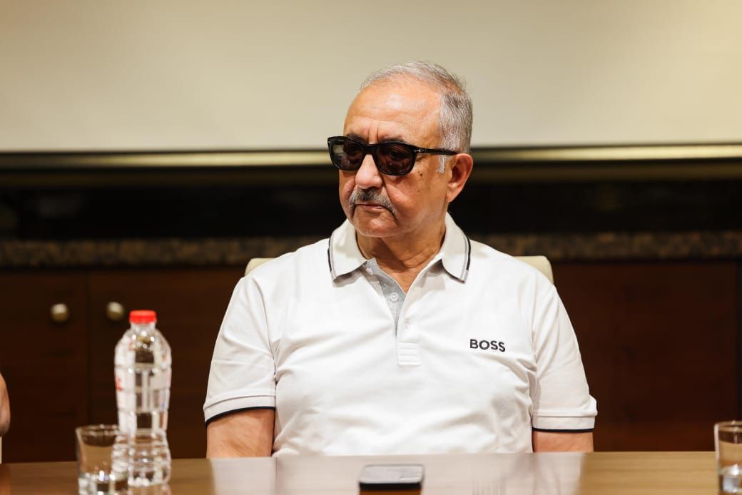 رئيس نادى البنك الأهلى يجتمع بالجهاز الفنى واللاعبين فى معسكر برج العرب