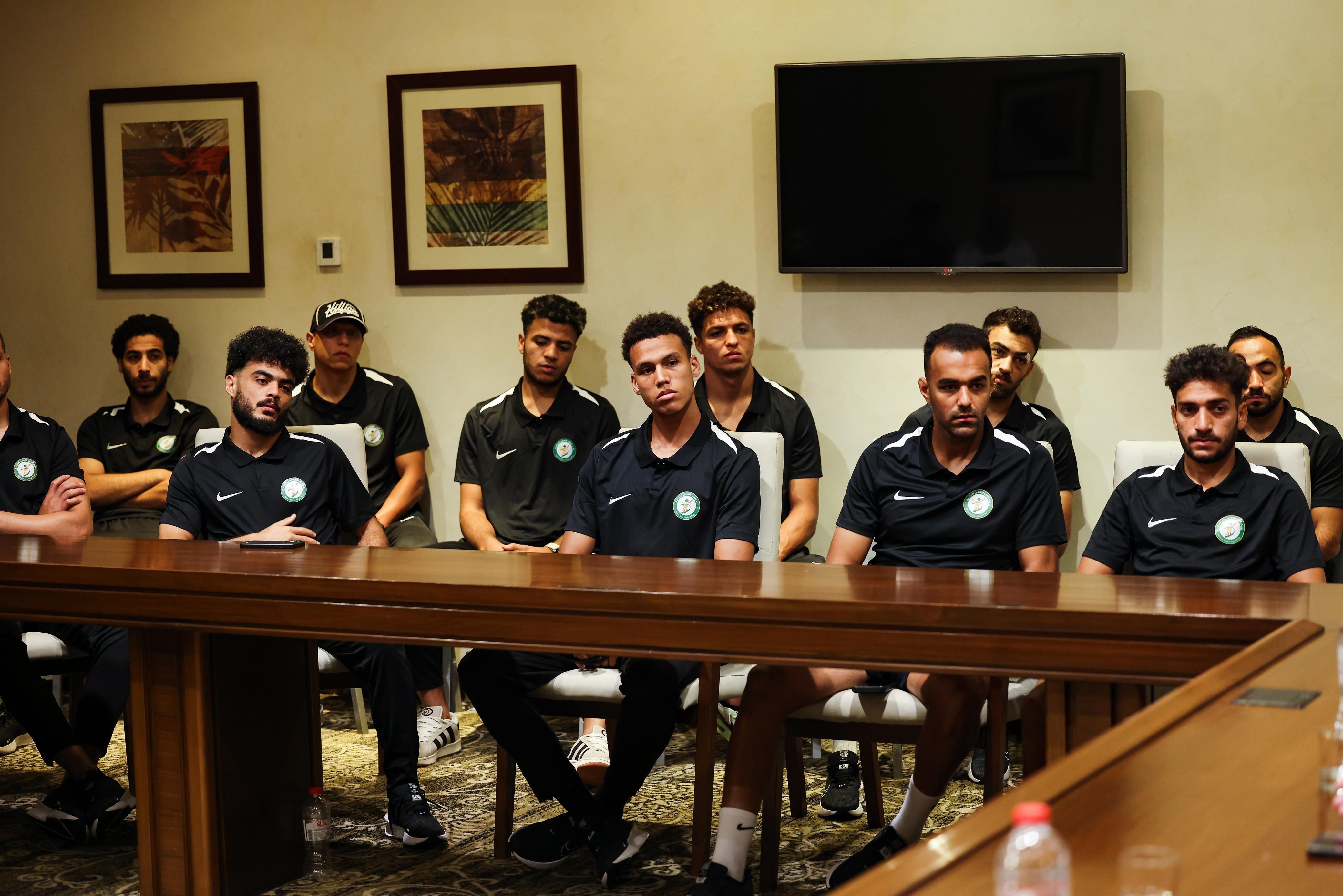 رئيس نادى البنك الأهلى يجتمع بالجهاز الفنى واللاعبين فى معسكر برج العرب