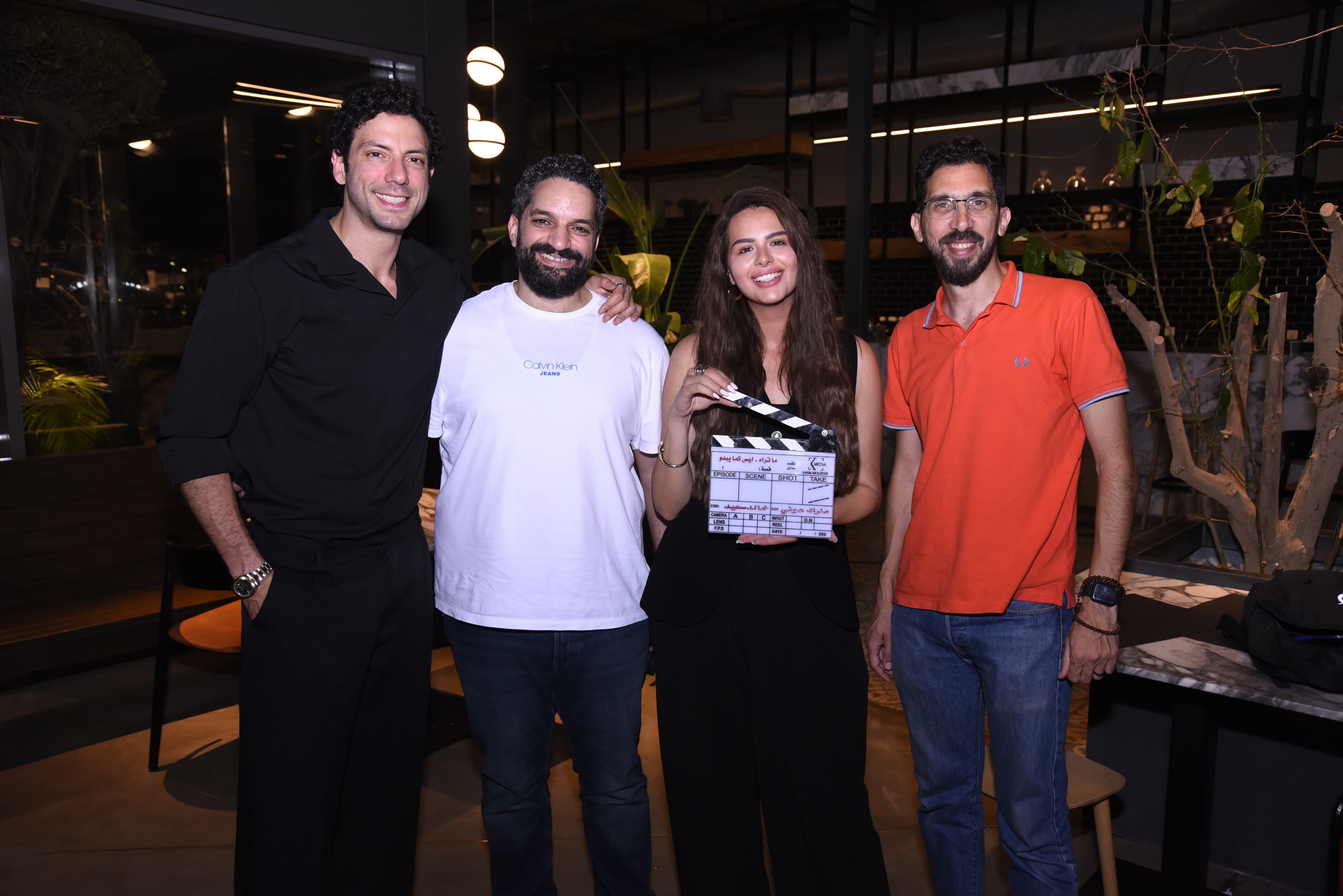 أبطال حكاية "بتوقيت 28" يختمون رحلتهم بتوقيعات على السيناريو