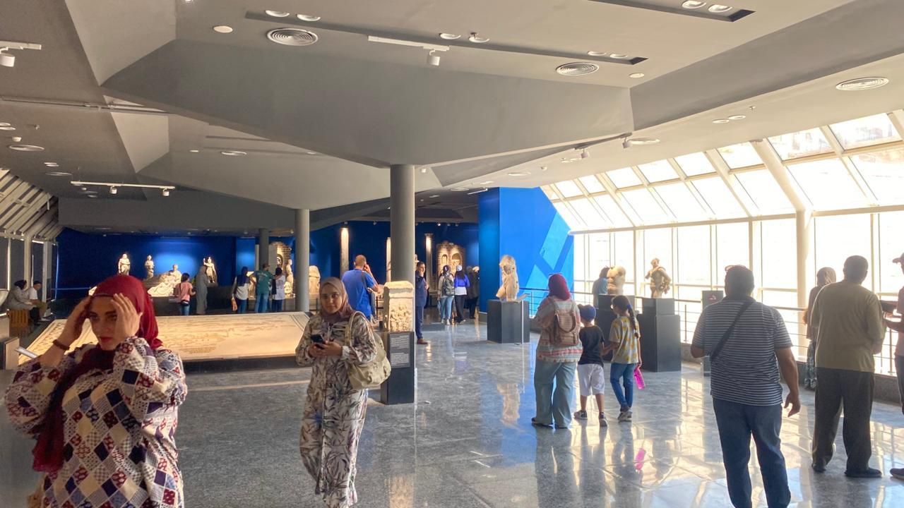 إقبال جماهيرى كبير على المتاحف والمواقع الأثرية بالإسكندرية.. صور