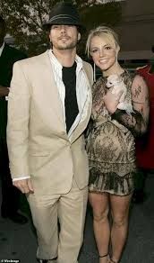 5 نجمات عالميات مررن بعلاقات سامة.. كاتى بيرى ليست وحدها