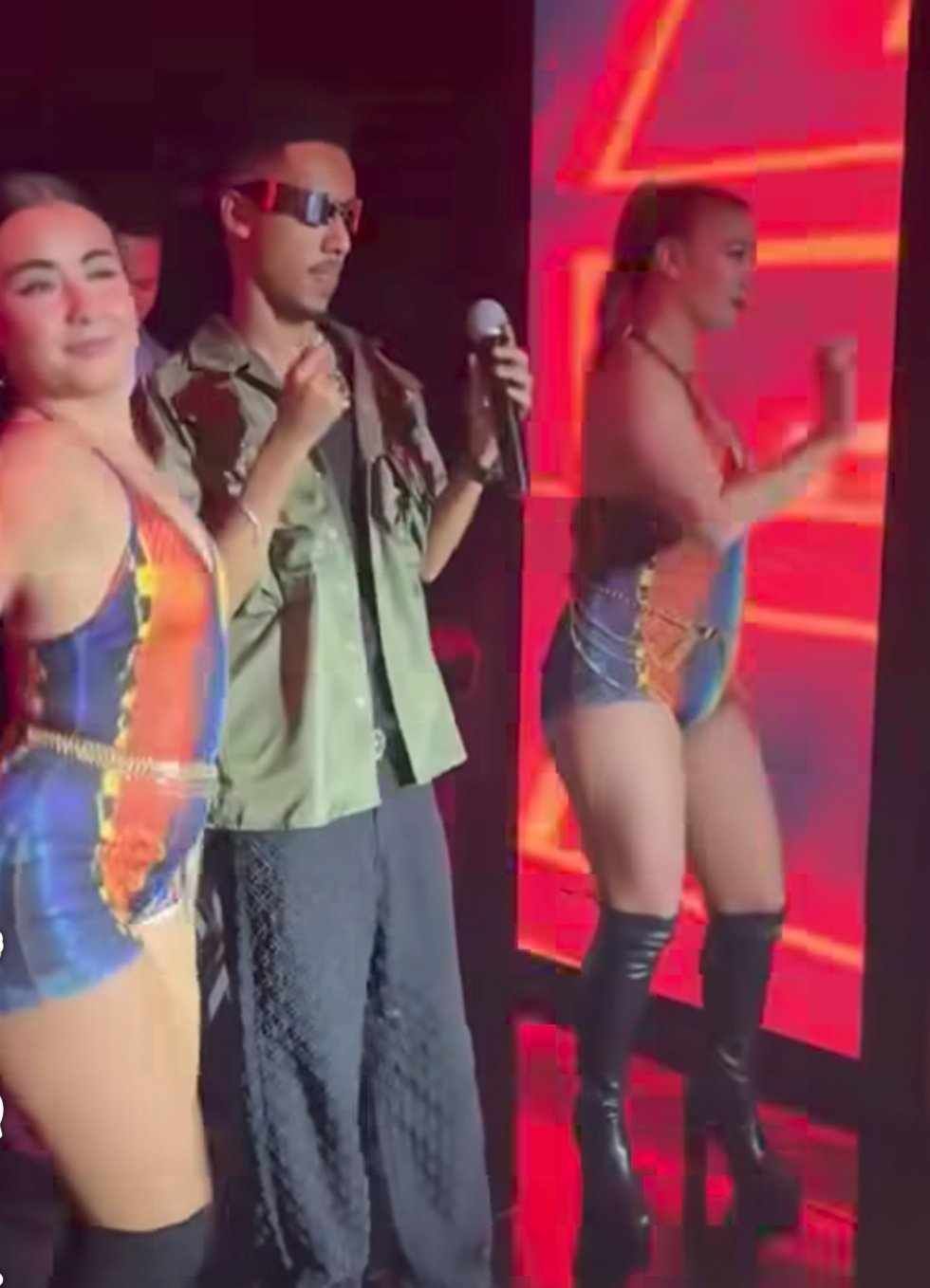 شاهد بالصورة والفيديو.. مطرب سوداني يستعين براقصات “عاريات” في حفله بدبي ويفجر ثورة من الغضب على مواقع التواصل الاجتماعي