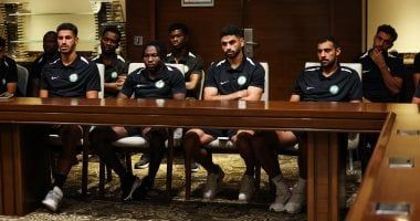 رئيس نادى البنك الأهلى يجتمع بالجهاز الفنى واللاعبين فى معسكر برج العرب