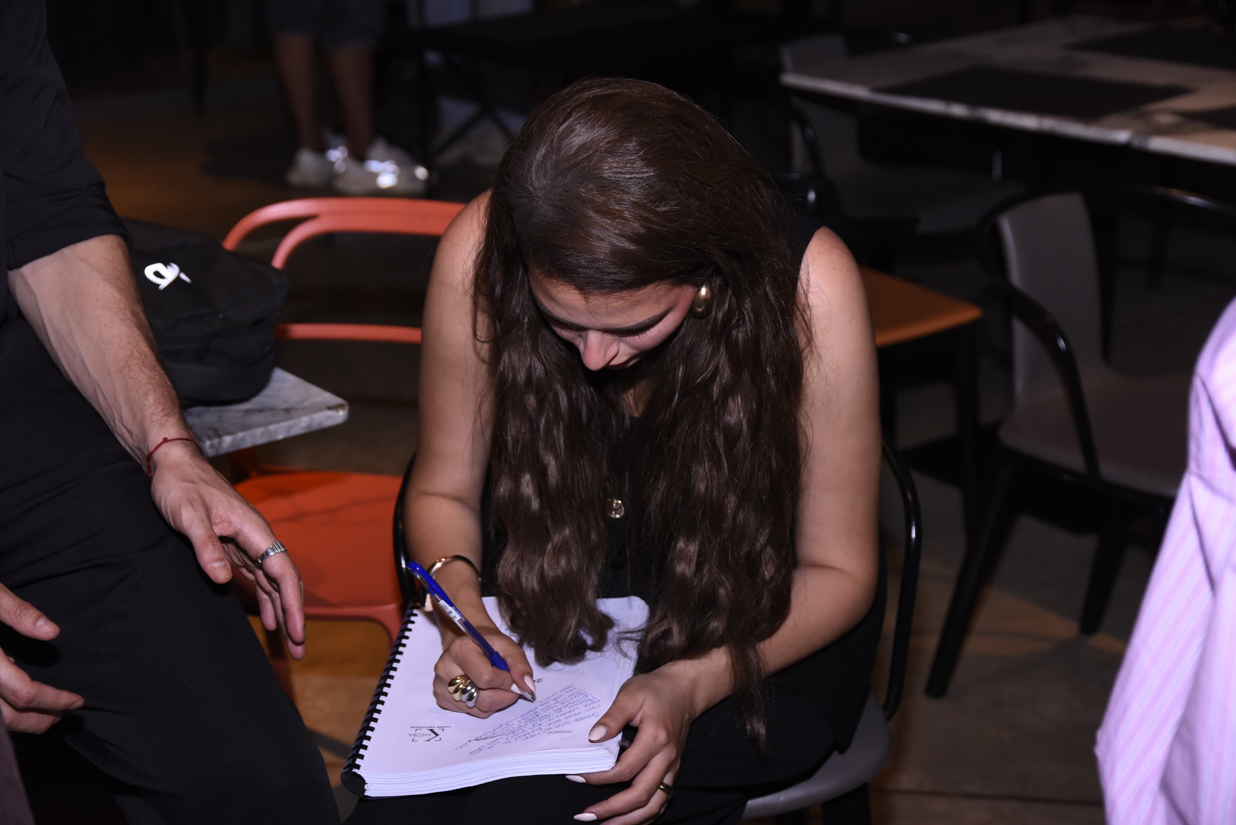 أبطال حكاية "بتوقيت 28" يختمون رحلتهم بتوقيعات على السيناريو