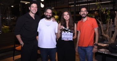 أبطال حكاية "بتوقيت 28" يختمون رحلتهم بتوقيعات على السيناريو