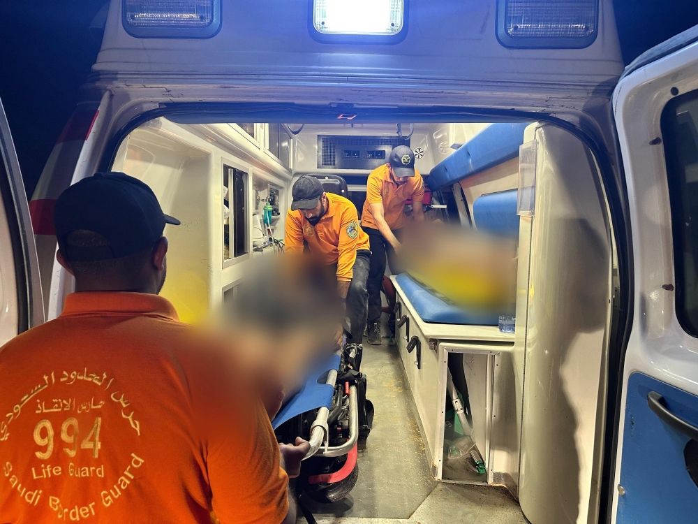 جازان.. حرس الحدود ينقذ مواطنين من الغرق أثناء ممارسة السباحة