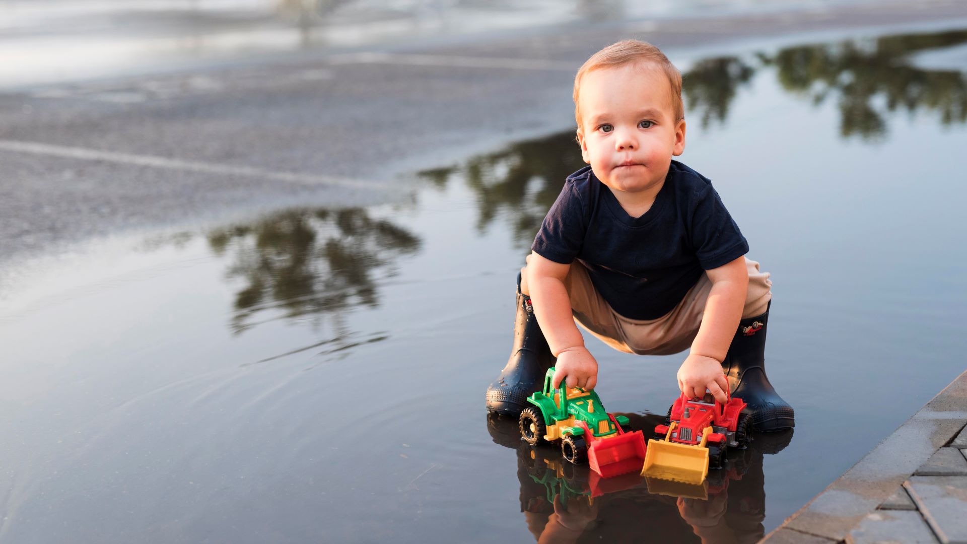 4 تصرفات طبيعية يجب ألا تمنعي طفلك من القيام بها