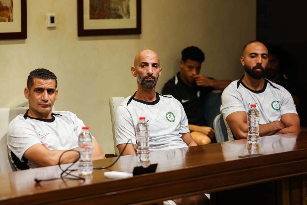 رئيس نادى البنك الأهلى يجتمع بالجهاز الفنى واللاعبين فى معسكر برج العرب