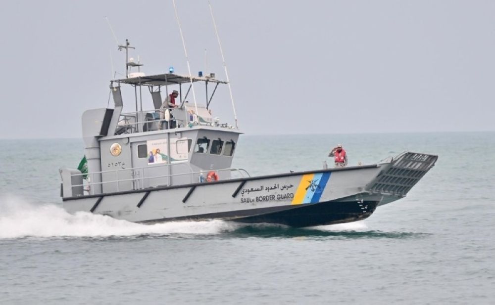 جازان.. حرس الحدود ينقذ مواطنين من الغرق أثناء ممارسة السباحة