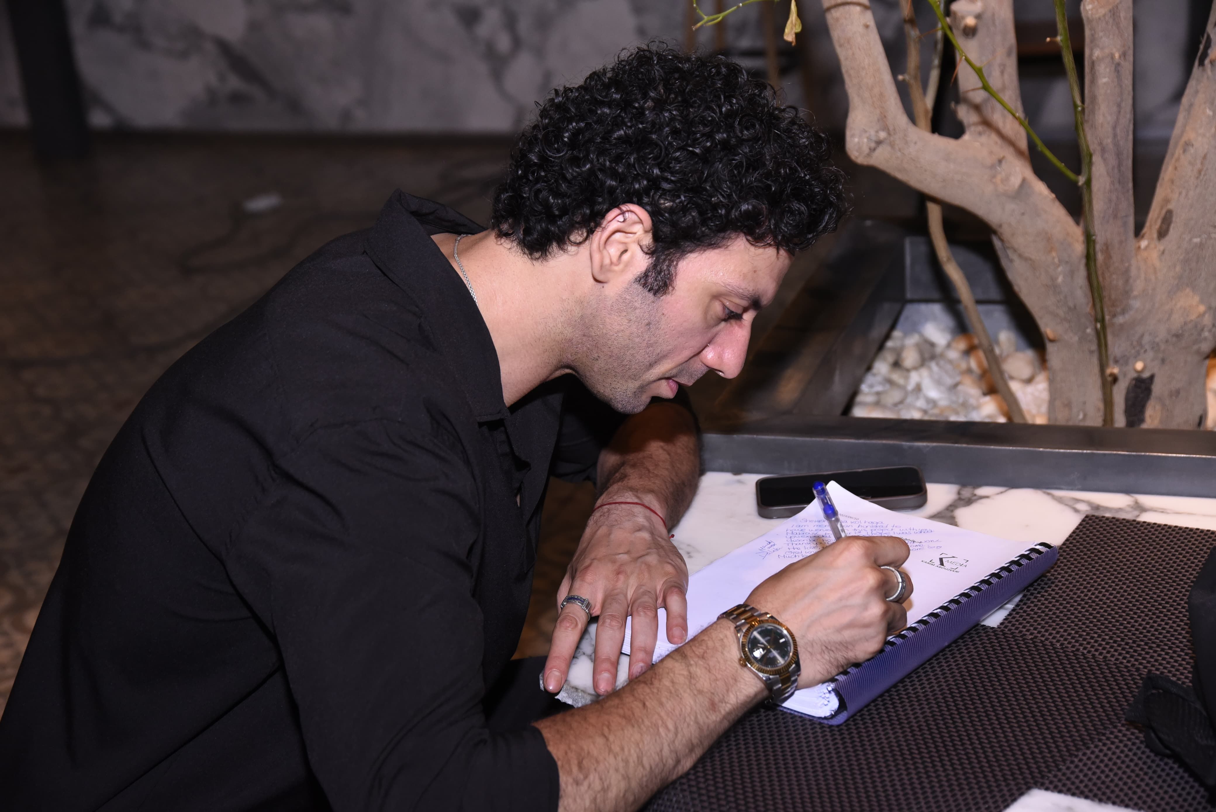 أبطال حكاية "بتوقيت 28" يختمون رحلتهم بتوقيعات على السيناريو