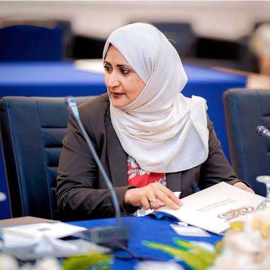 الفت الدبعي تعلق على منح نجلها جواز خاص