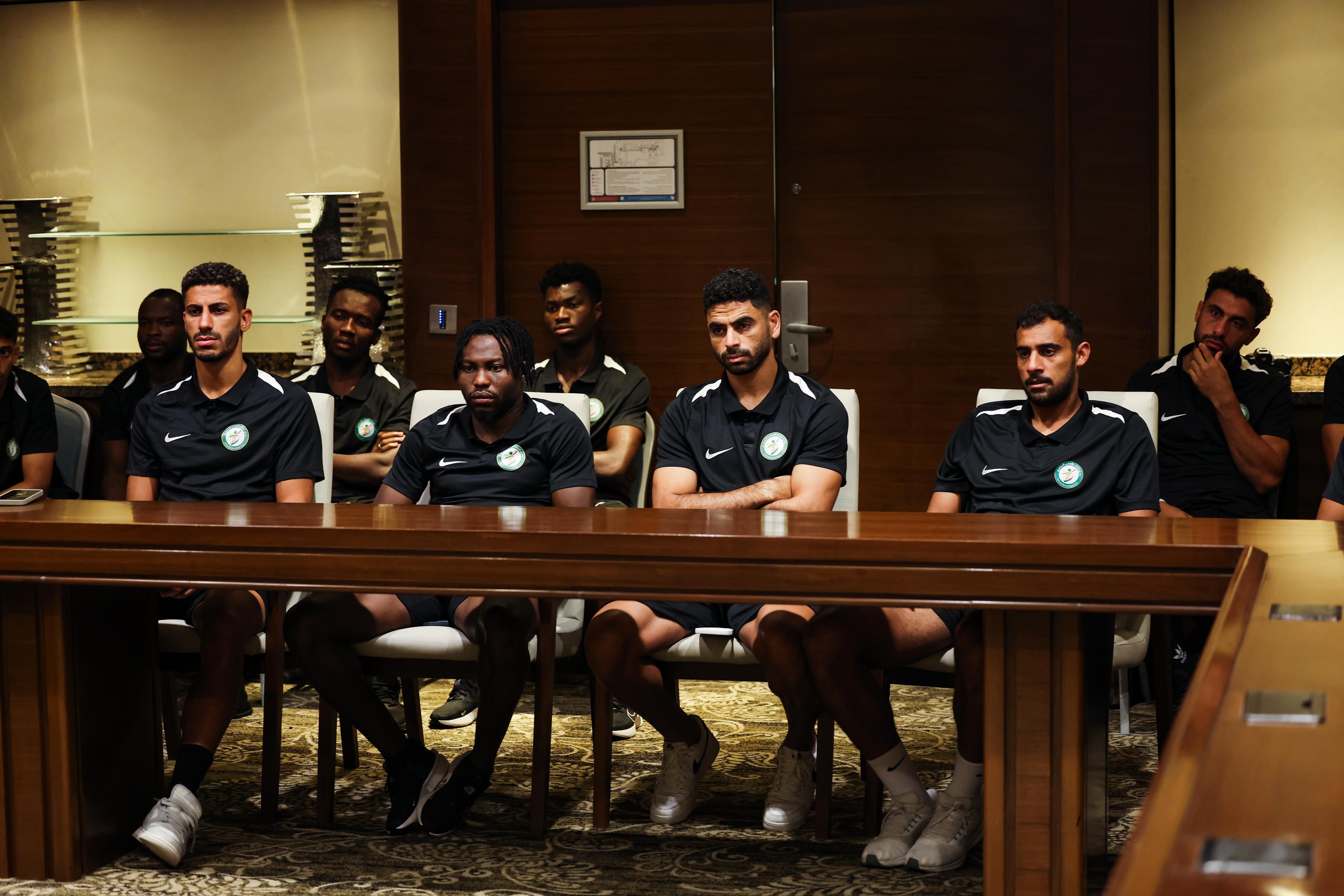 رئيس نادى البنك الأهلى يجتمع بالجهاز الفنى واللاعبين فى معسكر برج العرب