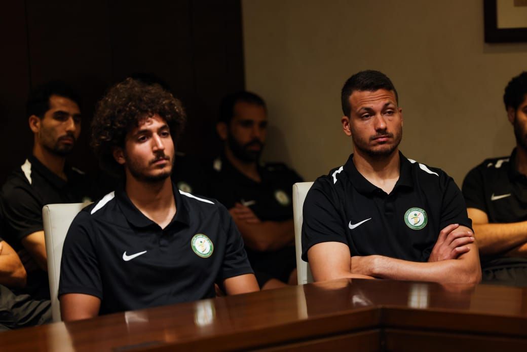 رئيس نادى البنك الأهلى يجتمع بالجهاز الفنى واللاعبين فى معسكر برج العرب