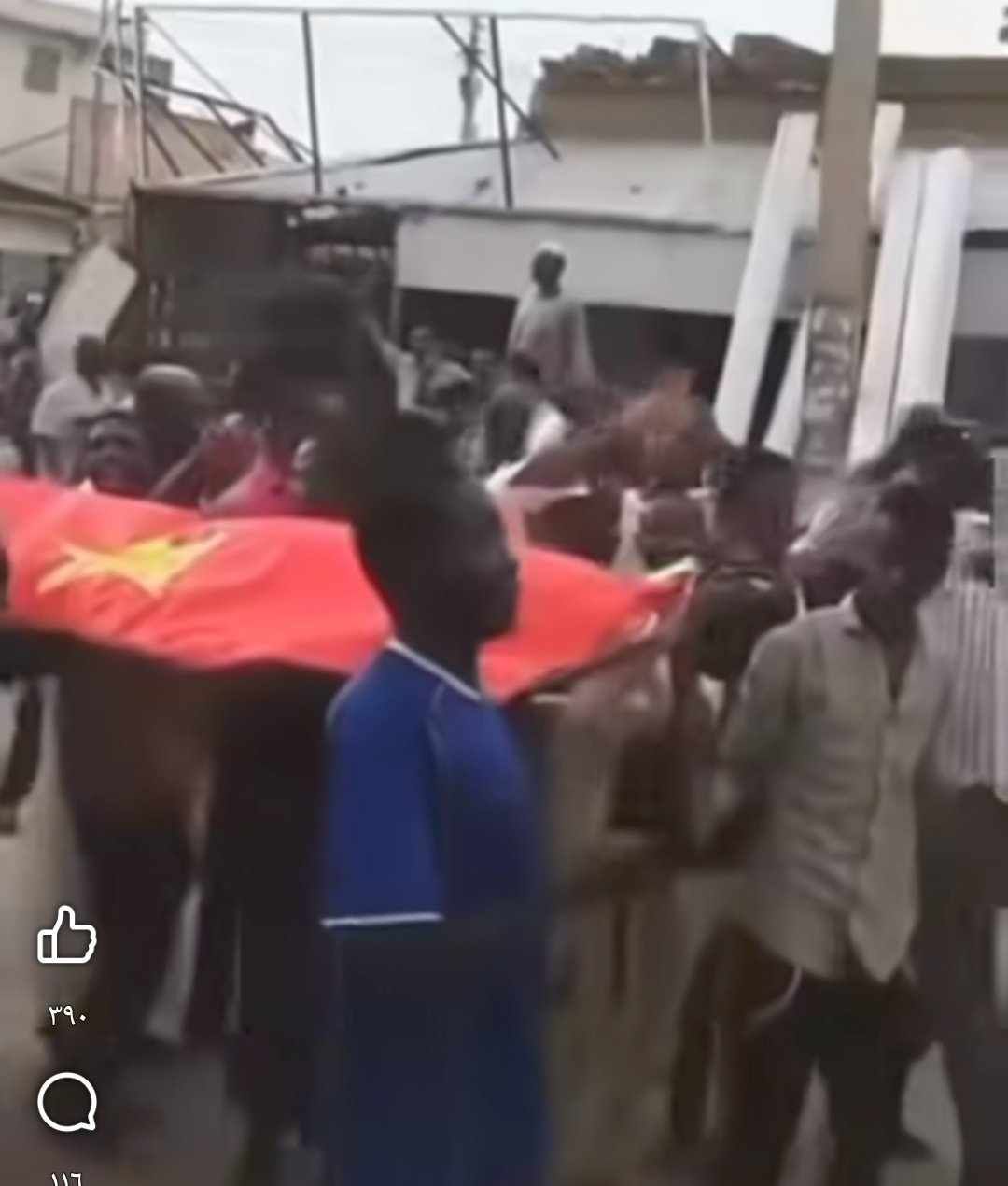 شاهد بالصورة والفيديو.. جماهير الهلال بالدامر تحمل “نعش” المريخ وتطوف به سوق المدينة