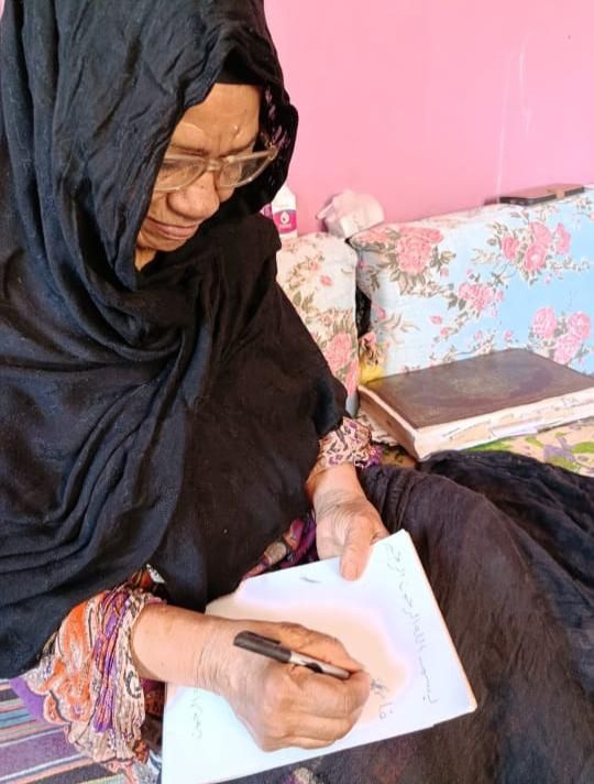 سيدة 80 عاما من أسوان تجتاز امتحان محو الأمية ضمن مبادرة لا أمية مع تكافل