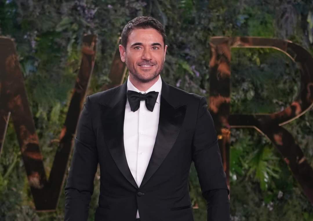 بالصّور- عيد استثنائيّ لأحمد عزّ… جمهوره يُفاجئه بـ”جريدة تكريمات” ومجسّم سينمائيّ فريد