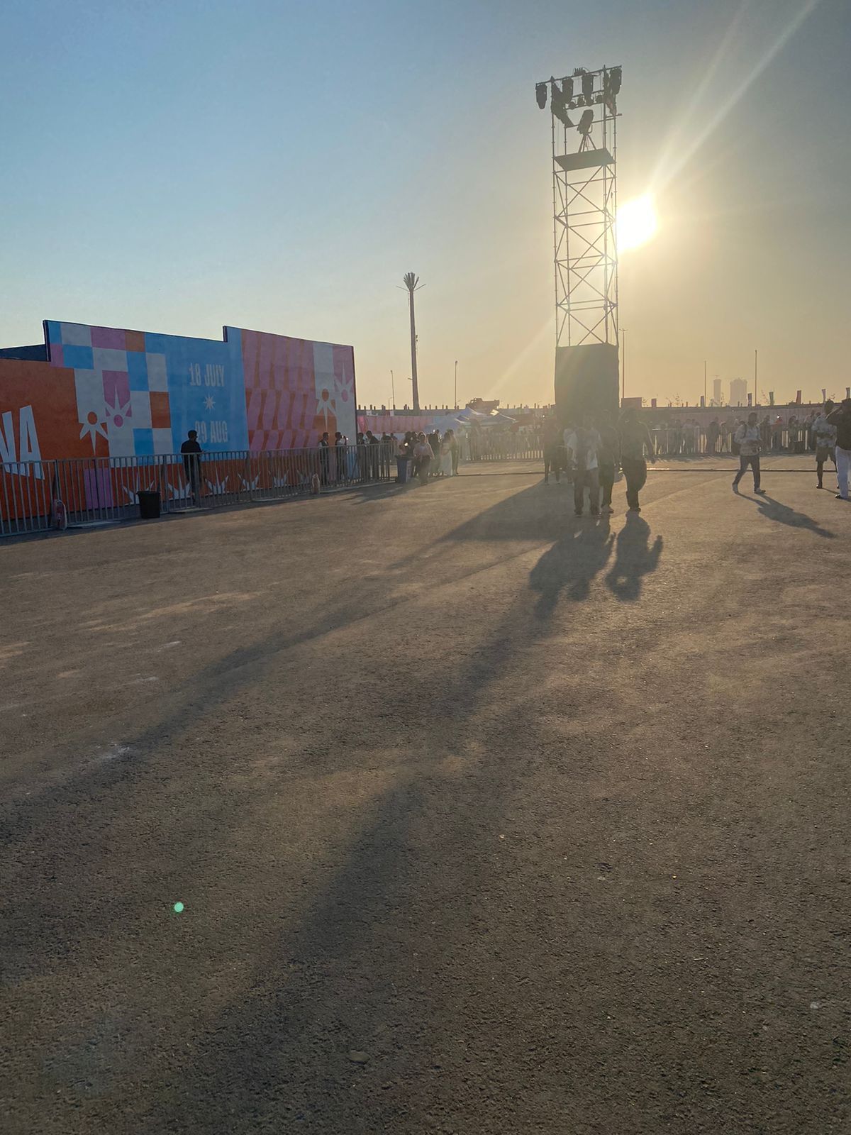 الجمهور يتوافد على حفل تامر حسنى والشامى فى مهرجان العلمين