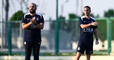 محمد علاء مترجما ومحللا للأداء في الجهاز المعاون للبلجيكي يانيك فيريرا