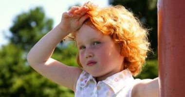 لو خارجة مع أسرتك في الاجازة.. إزاى تحمي طفلك من موجة الحر