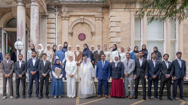 حاكم الشارقة يلتقي طلبة جامعة خورفكان المشاركين في البرنامج التعليمي بجامعة إكستر