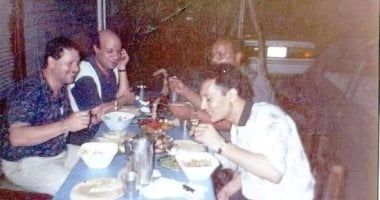 قصة صورة جمعت علي الحجار والعالم أحمد زويل بسبب أكلة كوارع بوسط البلد