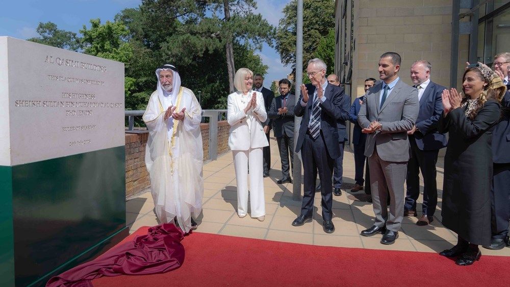 حاكم الشارقة ينال وسام الرئيس الفخري لجامعة إكستر