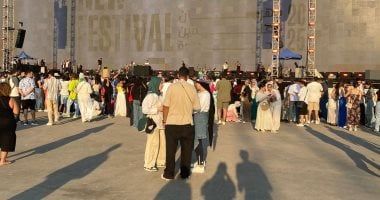 الجمهور يتوافد على حفل تامر حسنى والشامى فى مهرجان العلمين