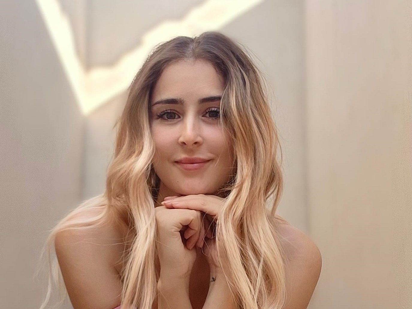 عائشة بن أحمد تكشف عن تعرضها للإصابة في قدمها