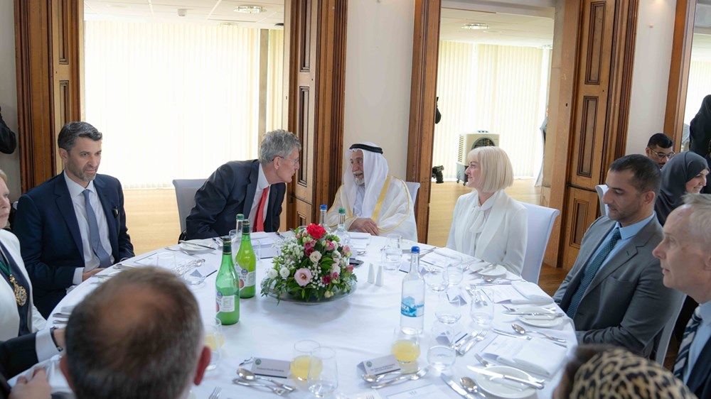 حاكم الشارقة ينال وسام الرئيس الفخري لجامعة إكستر