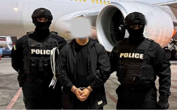 شرطة دبي تُسلم مطلوبَين إلى السلطات الفرنسية لتورطهما في قضايا الاحتيال والمخدرات