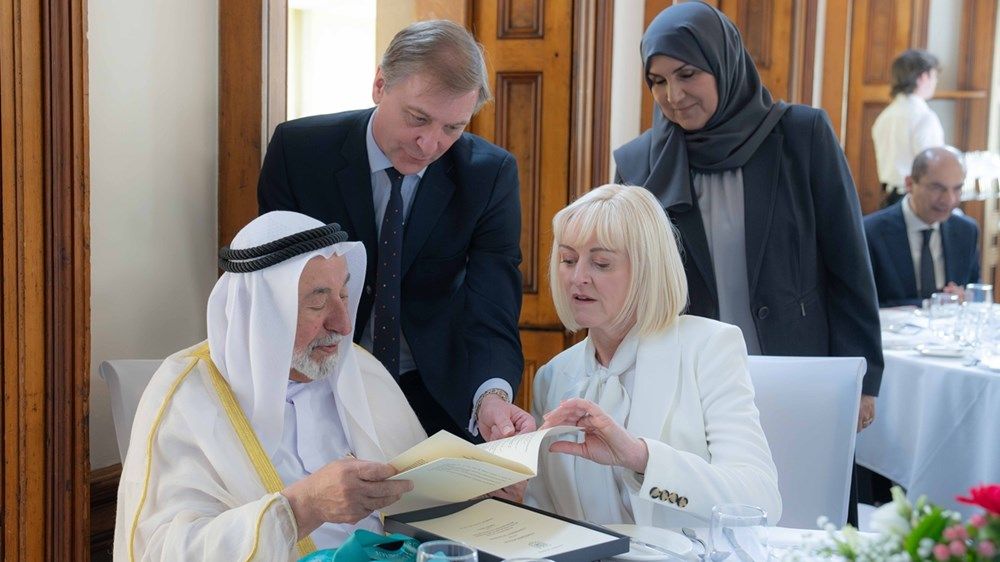 حاكم الشارقة ينال وسام الرئيس الفخري لجامعة إكستر