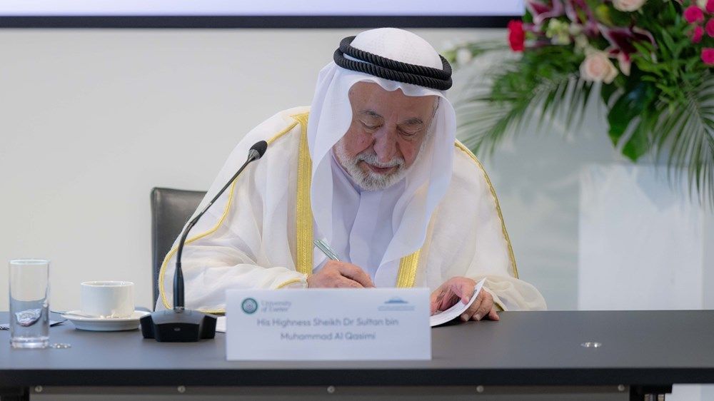 حاكم الشارقة ينال وسام الرئيس الفخري لجامعة إكستر