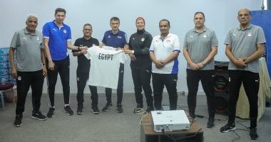 لجنة الحكام تهدي مندوب فيفا قميص منتخب مصر في ختام معسكر الـ VAR
