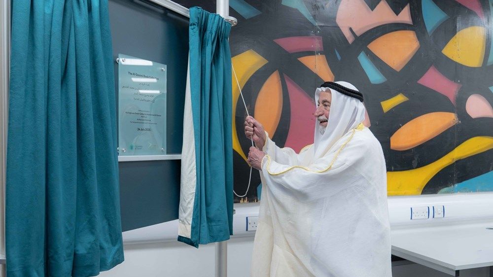 حاكم الشارقة ينال وسام الرئيس الفخري لجامعة إكستر