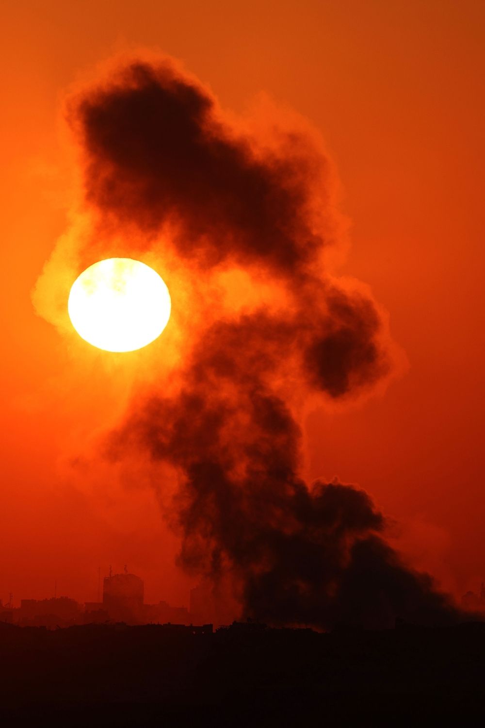 استشهاد 5 فلسطينيين في قصف الاحتلال مدرسة للنازحين غرب غزة