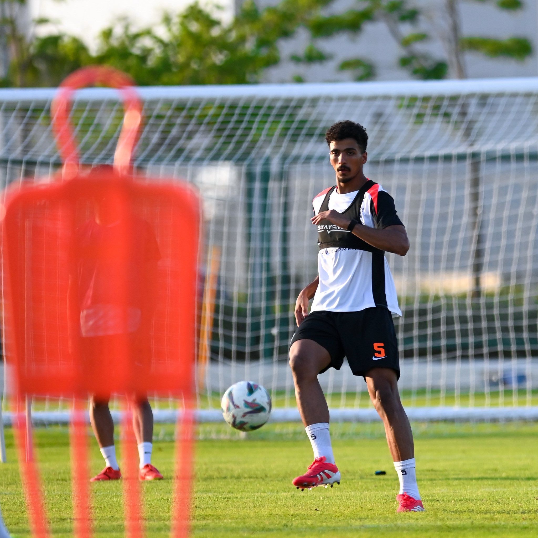 عودة عواد وتقسيمة فنية تشعل مران الزمالك بالعاصمة الإدارية.. صور