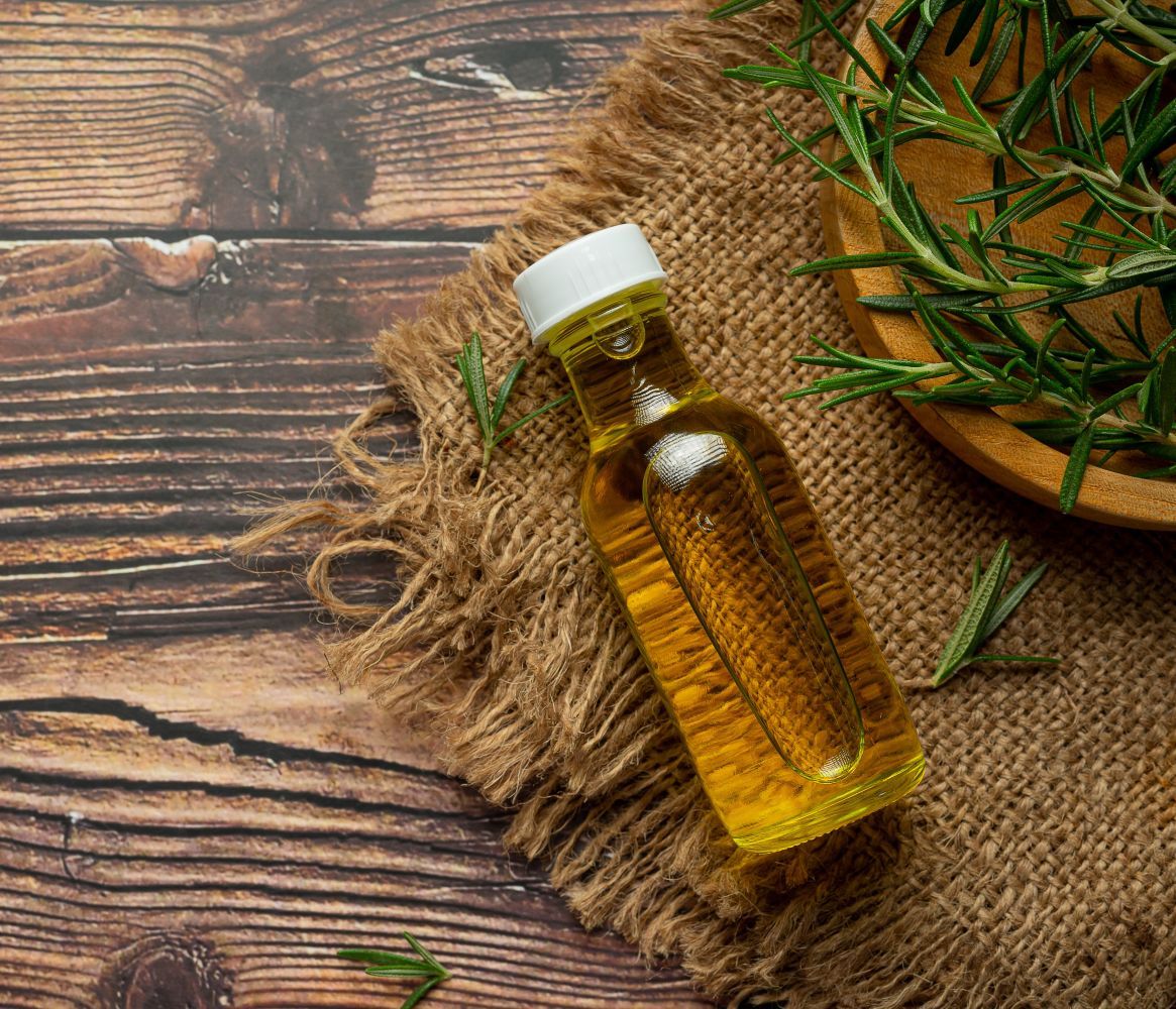 زيت الجسم اللامع يمنحك بشرة نضرة ومظهراً متوهجاً يعكس ضوء الشمس