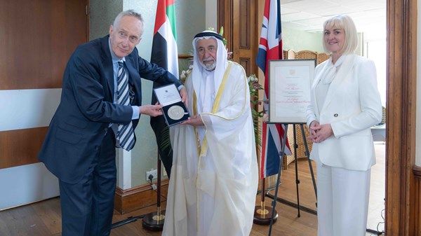حاكم الشارقة ينال وسام الرئيس الفخري لجامعة إكستر