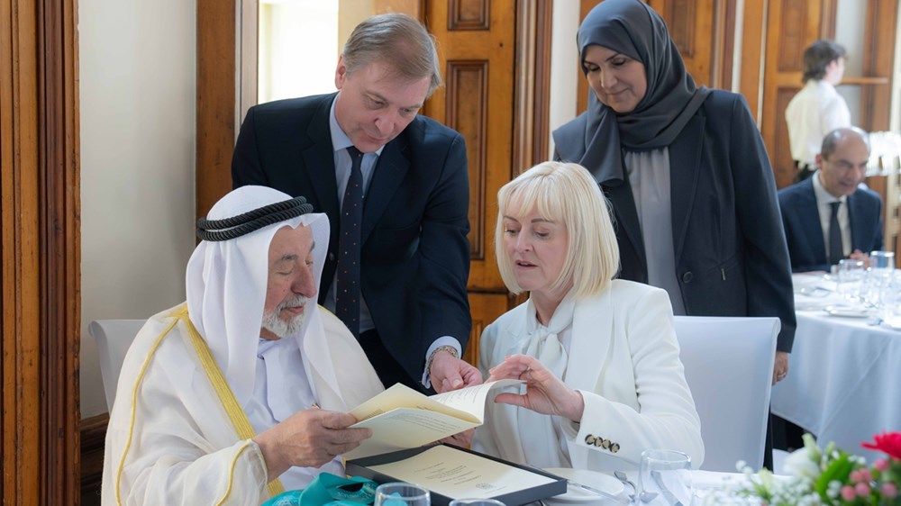 حاكم الشارقة ينال وسام الرئيس الفخري لجامعة إكستر