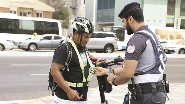شرطة أبوظبي تنفّذ حملة ميدانية لمستخدمي «السكوتر» الكهربائي