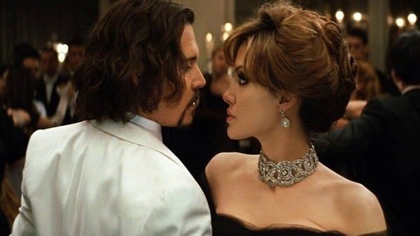 أنجلينا جولي وجوني ديب عالقان فى "منطقة الغزل المتأرجحة" منذ سنوات